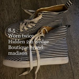 Super cute hidden wedge shoes,light use 8.5